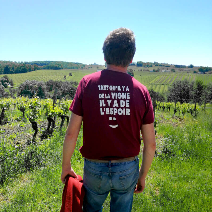 Jean-Marie avec un t-shirt "Tant qu'il y a de la vigne, il y a de l'espoir".